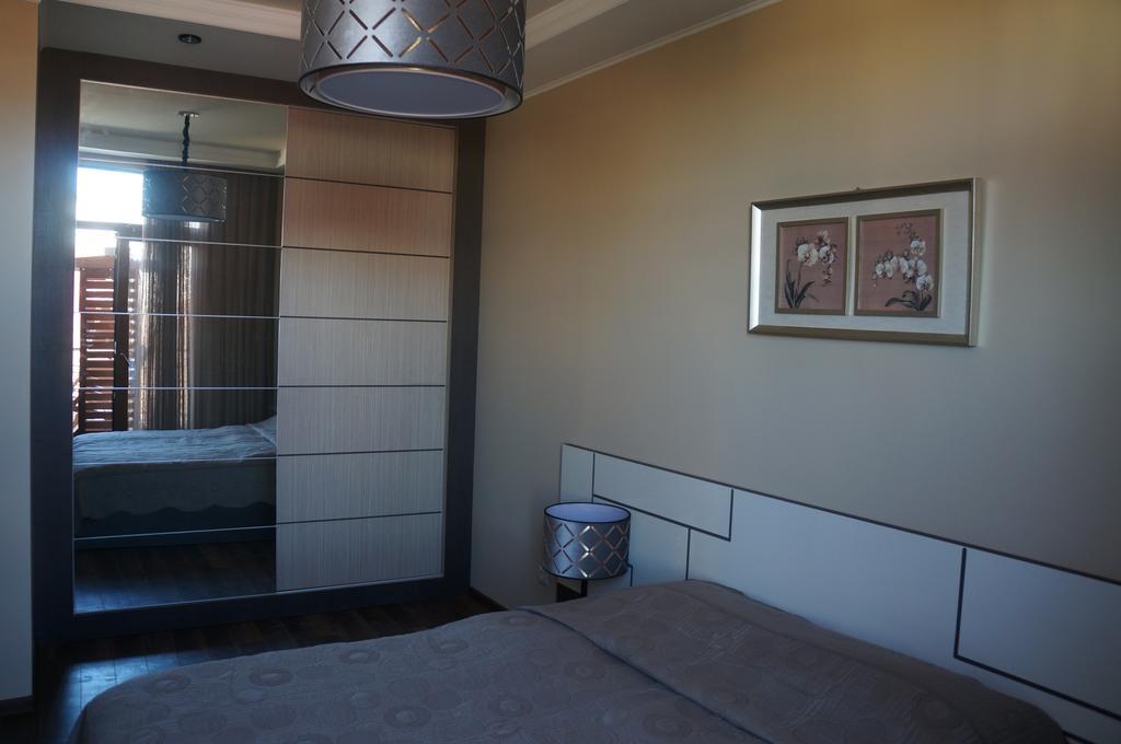 Apartment With Summer Terrace Batumi Habitación foto